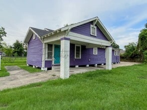 Building Photo - 2-Bedroom House with Bonus Space Near Downtown Lake Charles