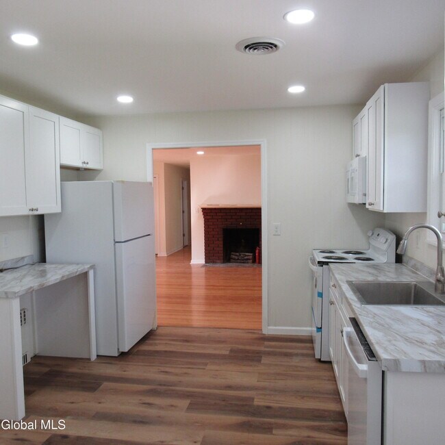 Building Photo - 5 Sunset Dr