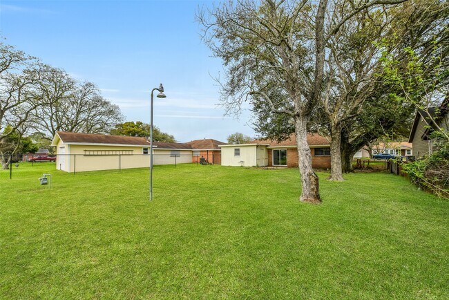 Building Photo - 405 Cherry St