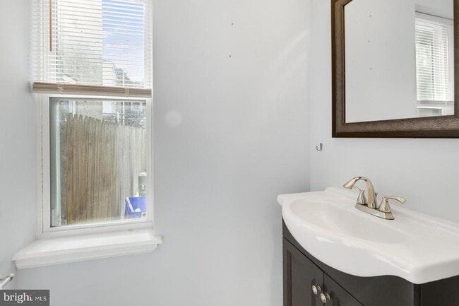 Building Photo - 2124 Sigel St