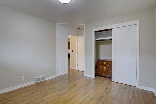 Building Photo - Beautifully renovated ranch home with drea...
