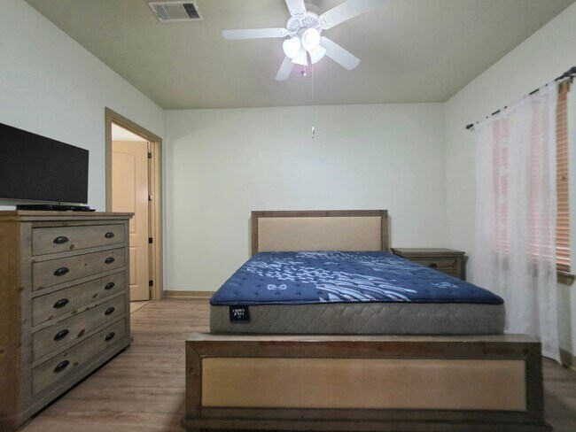Building Photo - Ground floor 2/2 at The Enclave at Oak Hill