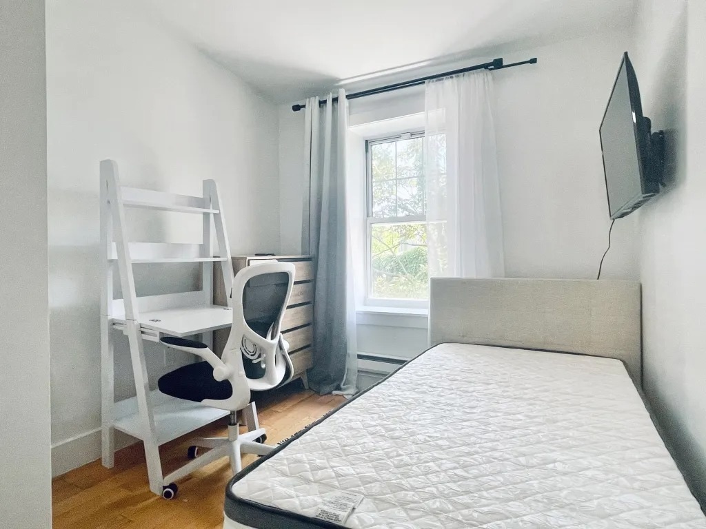 Building Photo - Furnished room/NOT APARTMENT