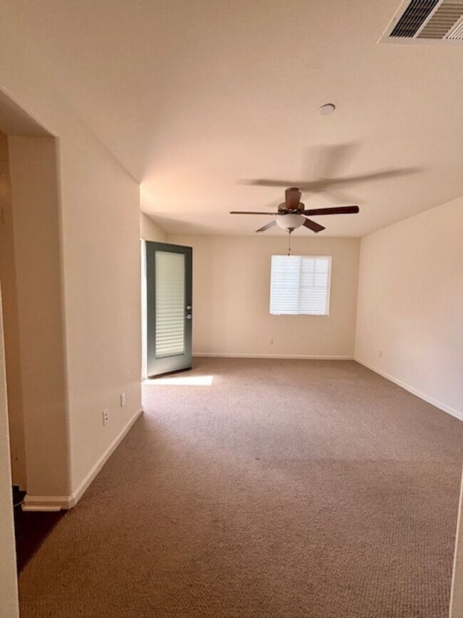 Building Photo - Welcome home to this beautiful Murrieta Town Home!