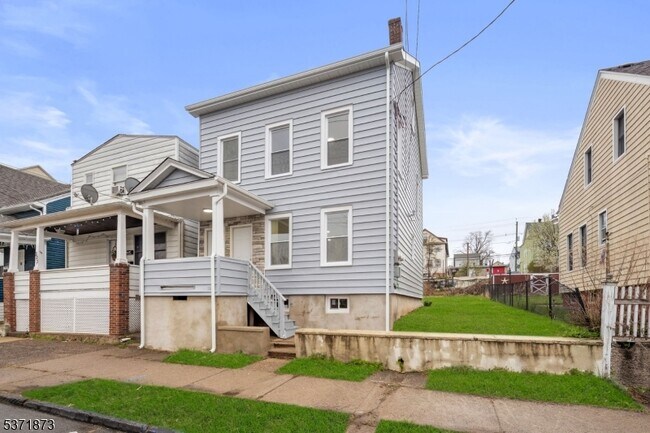 Primary Photo - 325 N 7th St