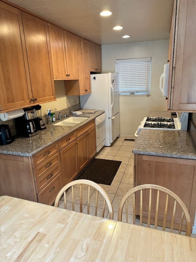 Building Photo - Condo with beautiful channel views and boa...