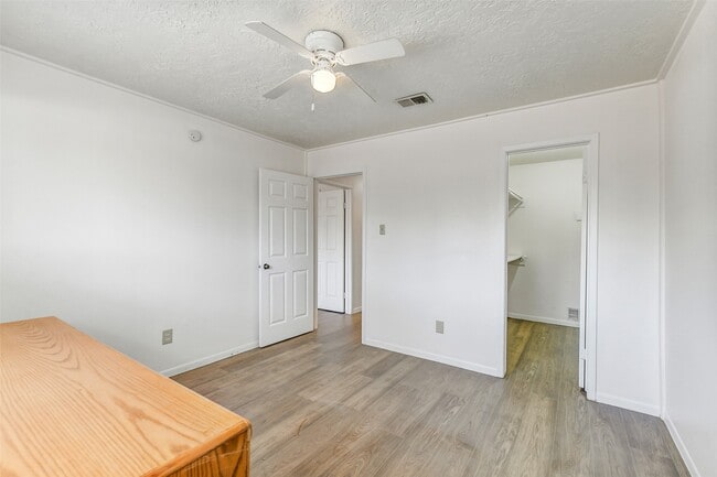 Building Photo - 217 Lazy Ln