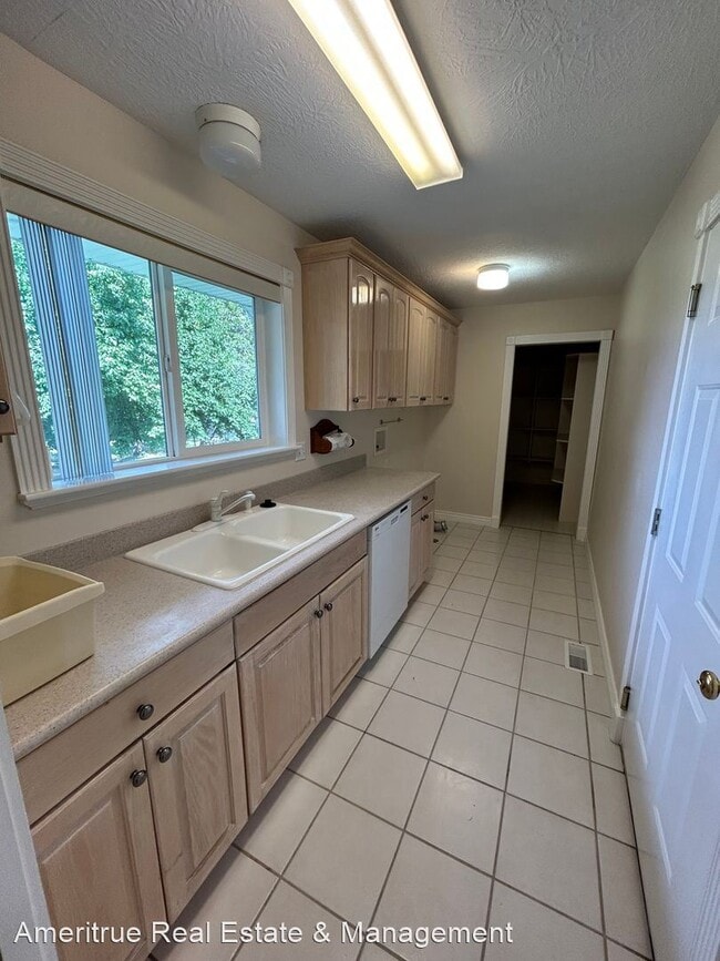 Building Photo - 3 br, 2 bath House - 1333 N 200 W