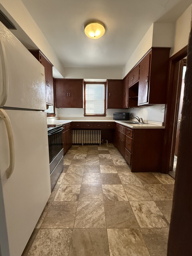 Building Photo - 825 9th Ave N