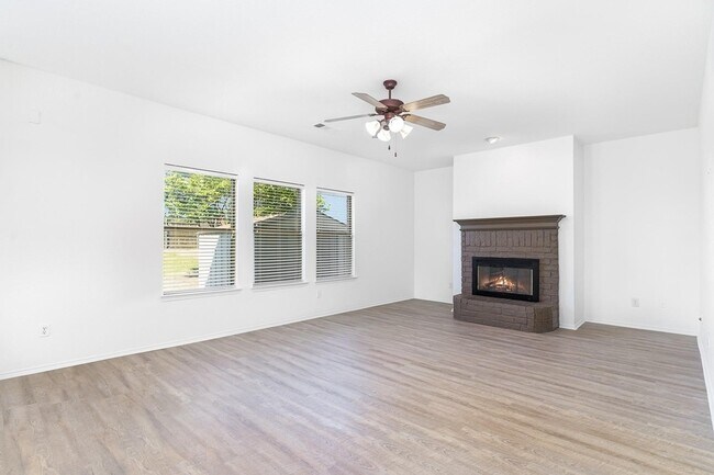 Building Photo - 3012 Hoover Dr