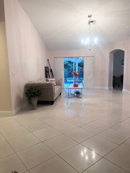 Building Photo - 3872 Cypress Lake Dr