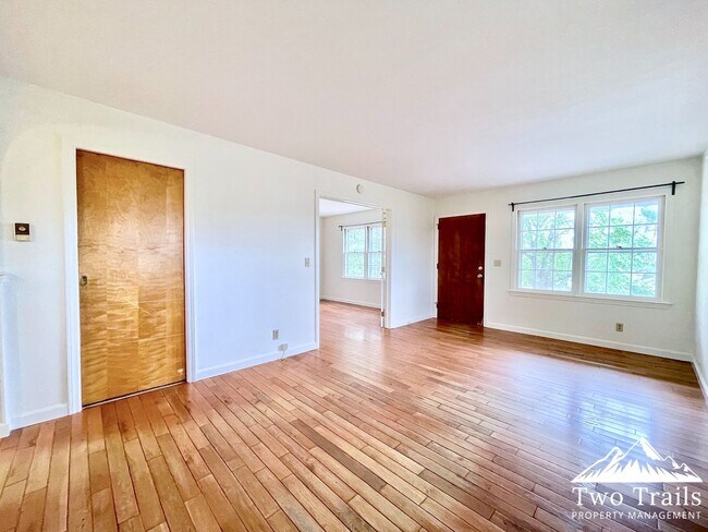 Building Photo - CHARMING 2/1.5 NEAR DOWNTOWN - WALKING DISTANCE TO PARDEE