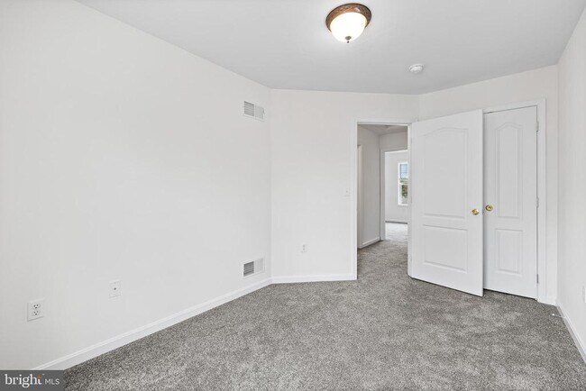 Building Photo - 8 Shady Tree Ct