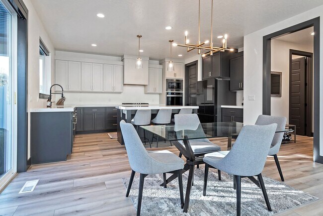 Building Photo - 423 W Red Wolf Dr