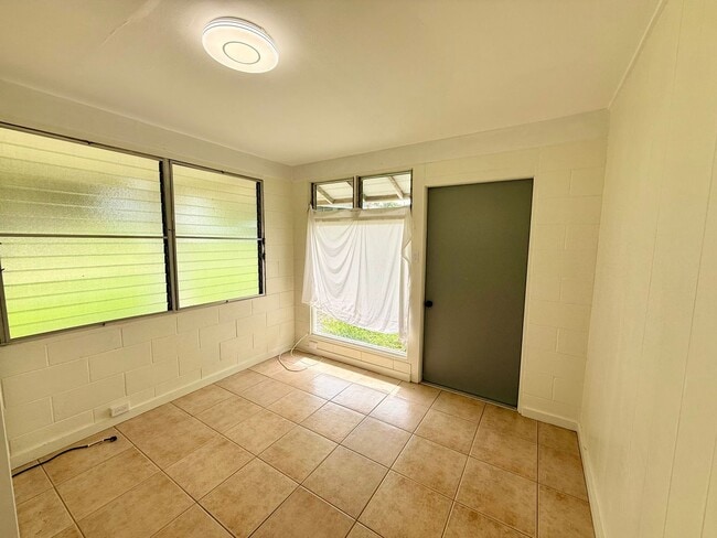 Building Photo - 2 Bedroom / 1 Bathroom for Rent In Pukalani!