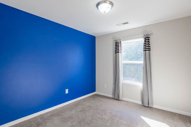 Building Photo - Experience modern comfort in this spacious 4+ bedroom home