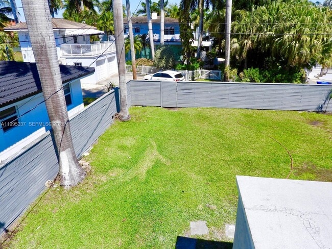 Building Photo - 715 Hollywood Blvd