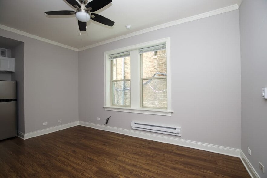 Building Photo - 640 W Wrightwood Ave