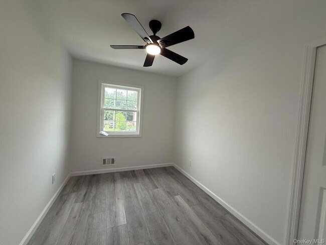 Building Photo - 495 Hawkins Rd