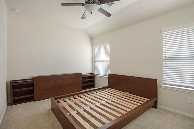 Building Photo - 24922 Clover Ranch Dr