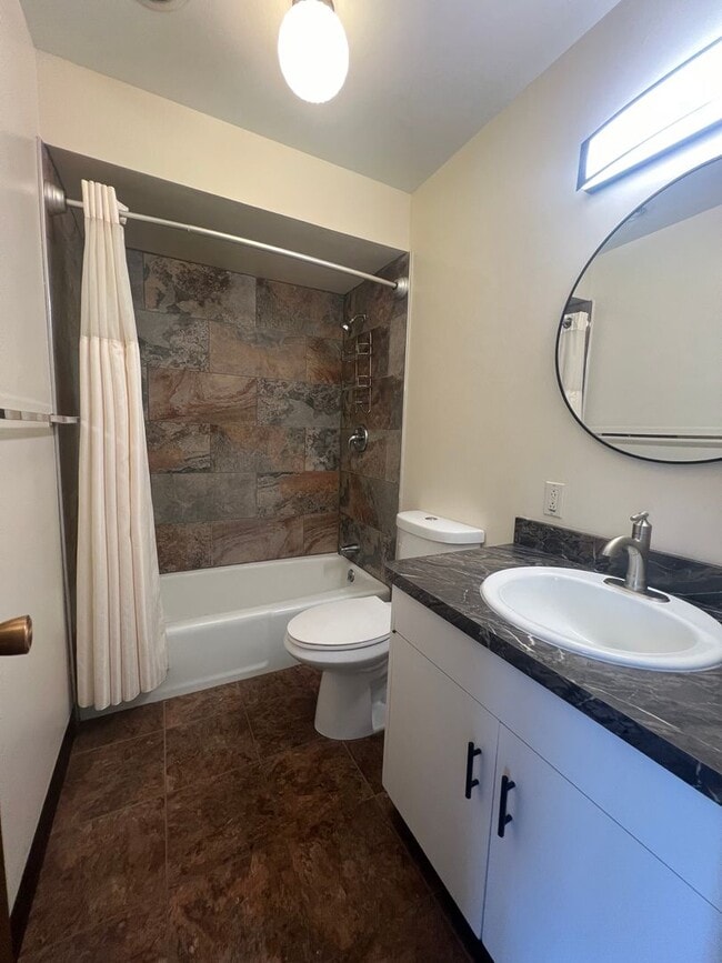 Building Photo - Extra Large 2 bedroom 1.5 Bath Centrally L...