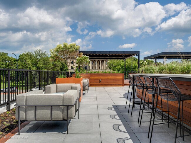 Building Photo - 2020 N Lincoln Park W