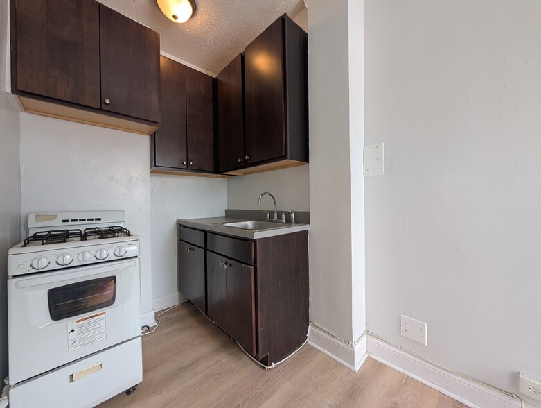 Building Photo - 5412 N Kenmore Ave
