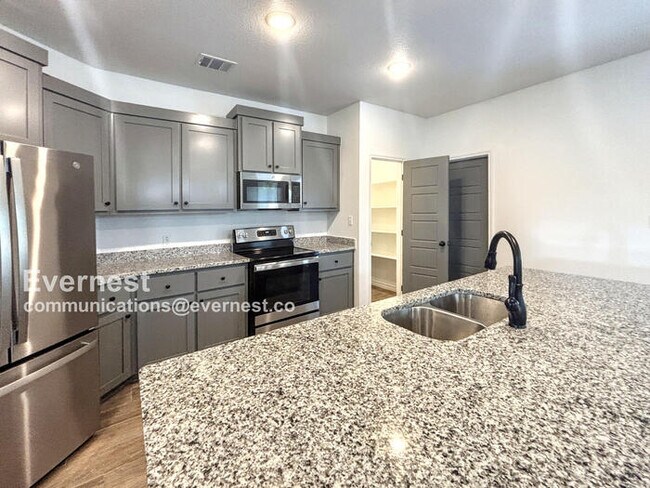 Building Photo - Limited Time Special Offer / 3 Bed, 2 Bath Home with Fenced Yard & Garage / Pet-Friendly / Availa...