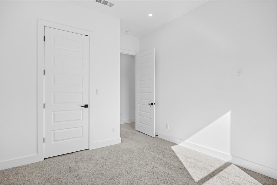Building Photo - 2057 Glenhollow Dr