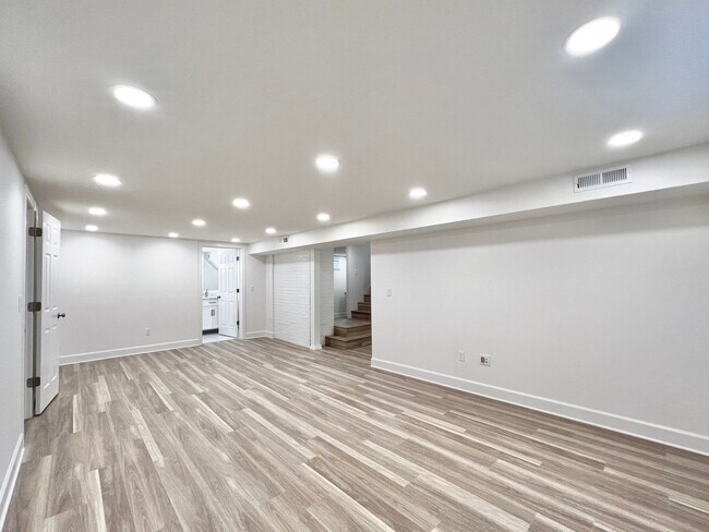 Building Photo - Newly Renovated 3 bed 2 bath With Huge Bac...