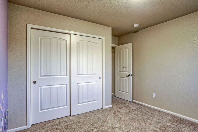 Building Photo - 4 Bedroom Home in East Windsor