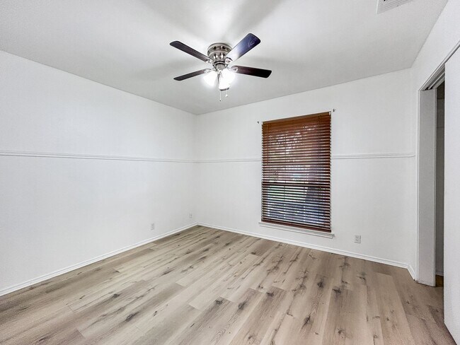 Building Photo - Inviting Northwest San Antonio Home - Fireplace, Office Flex, & Mature Trees