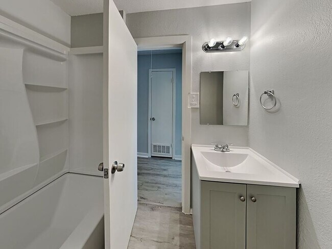 Building Photo - 2138 Onetta Dr