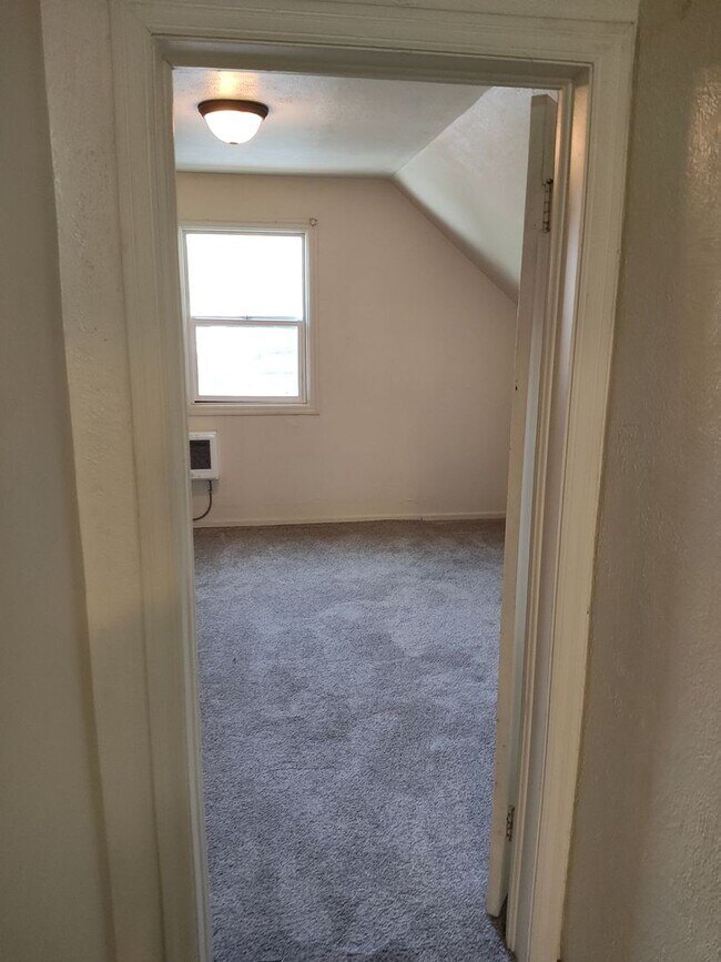Building Photo - 4BR/2BA House only $1995/month!!!