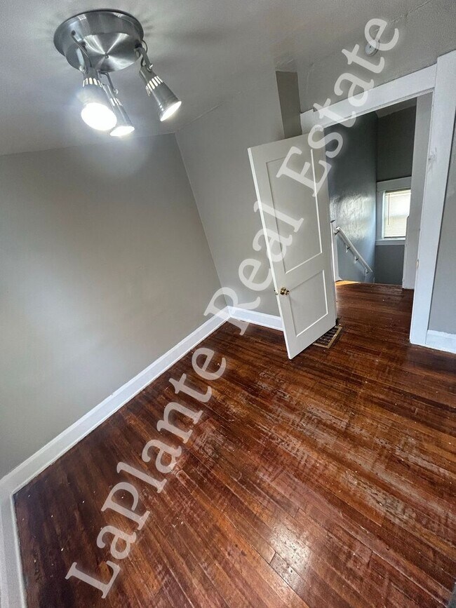 Building Photo - Comfy 3-Bedroom Home with Classic Charm in Toledo’s Old South End