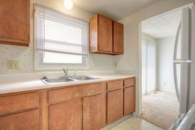 Building Photo - 1010 Crescent Dr