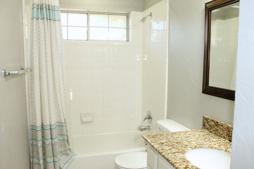 Building Photo - 2719 Hidden Lake Dr