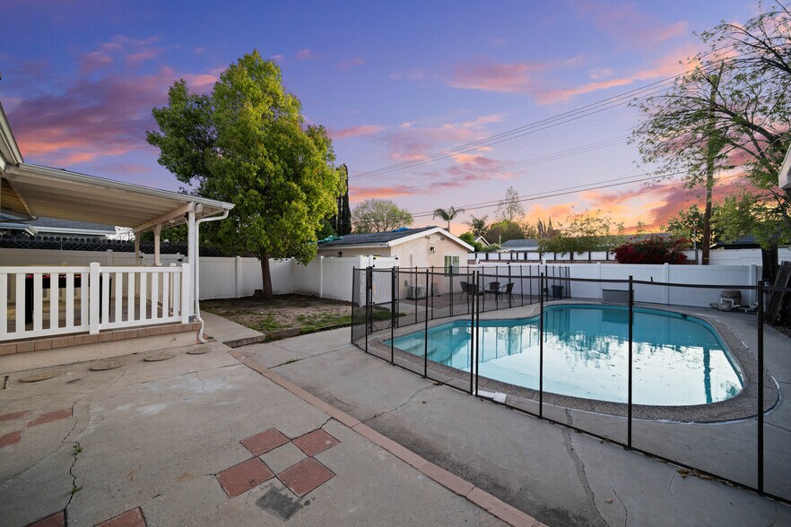 Building Photo - 6527 Woodlake Ave