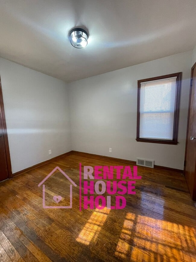 Building Photo - ~ 3 BEDROOM 1 BATH BUNGALOW SECURTIY DEPOSIT SPECIAL ~$500