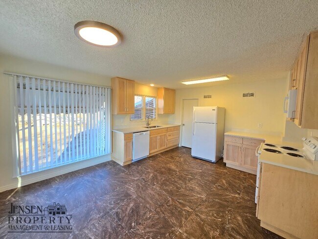 Building Photo - R698