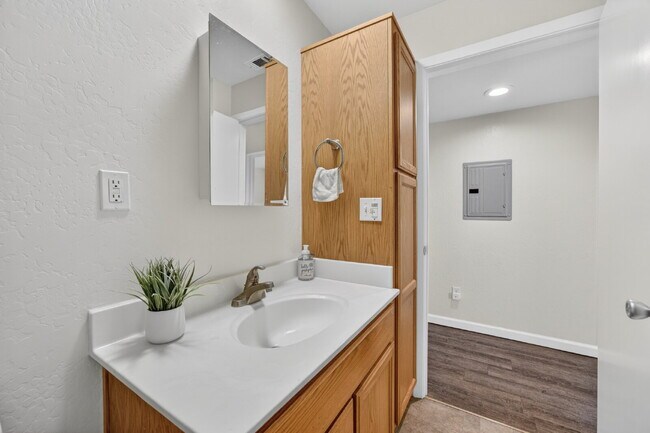Building Photo - Remodeled 2-Bedroom Gem Near Sac City College