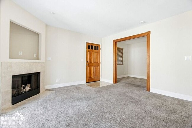 Building Photo - Cozy 1Bdm 1Ba Top-Floor Condo with Community Pool in La Jolla!