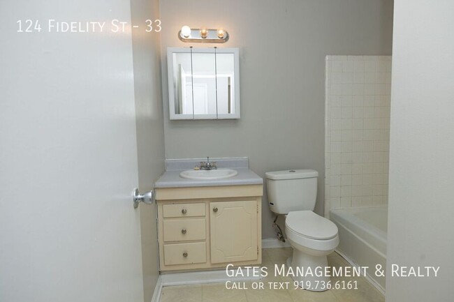 Building Photo - Very nice apartment convenient to everythi...