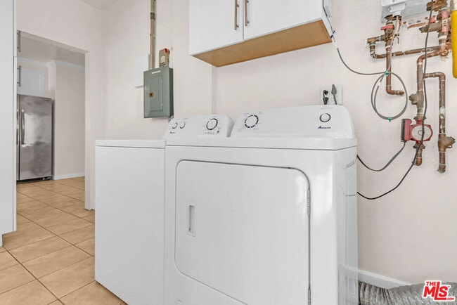 Building Photo - 6627 W 6th St