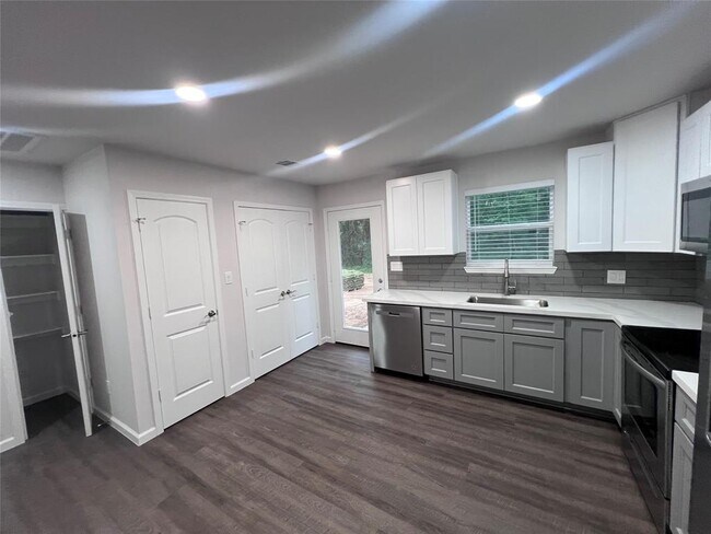 Building Photo - 15534 Towerwood Dr