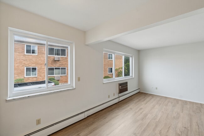 Building Photo - 1001-1009 Fairway Ln