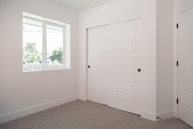 Building Photo - 193 S 400 W