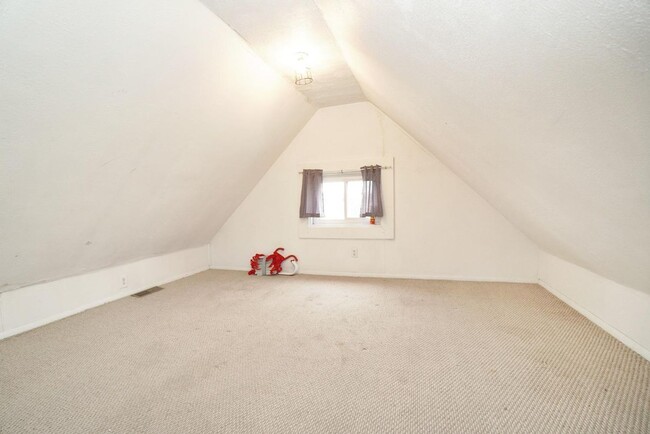 Building Photo - Awesome 4 Bed/ 2 Full Bath on Fairview Min...