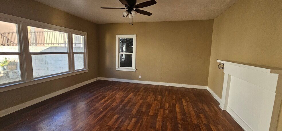 Building Photo - 522 W Florence Ave