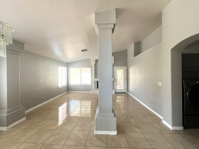 Building Photo - 3-Bedroom, 2-Bath House - Las Vegas, NV